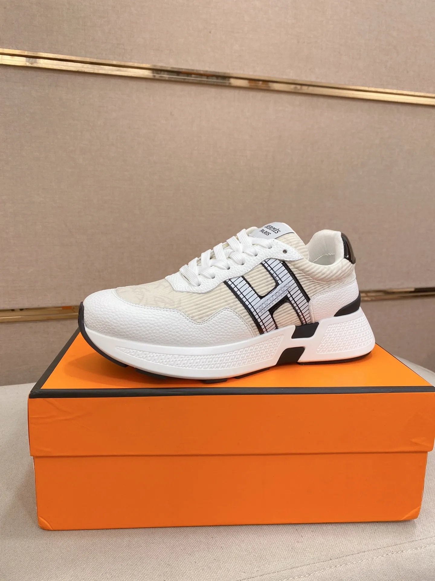 Factory price: 560💰《HERMES》【Classic Original Version】Hermès; Top 🔝 Purchasing Agency 🔍🔍Men's latest 🇺🇸 counters are on sale simultaneously, imported from Italy original ▲▲cowhide ▲▲ (high-end, nobility, class) ) Exquisite workmanship (Italian 🇮🇹 imported water-dyed 🐂 cowhide lining) sole: original sole provided by the original factory, ⚠️exclusive double-layer activity·TPR·rubber·combined molded outsole; super comfortable·wear-resistant·non-slip·environmental protection The real thing is more beautiful if you take the real thing (high quality, follow the order). You can enter and exit the counter at will * Number of yards: 38-44 (45 can be customized and cannot be returned or exchanged)